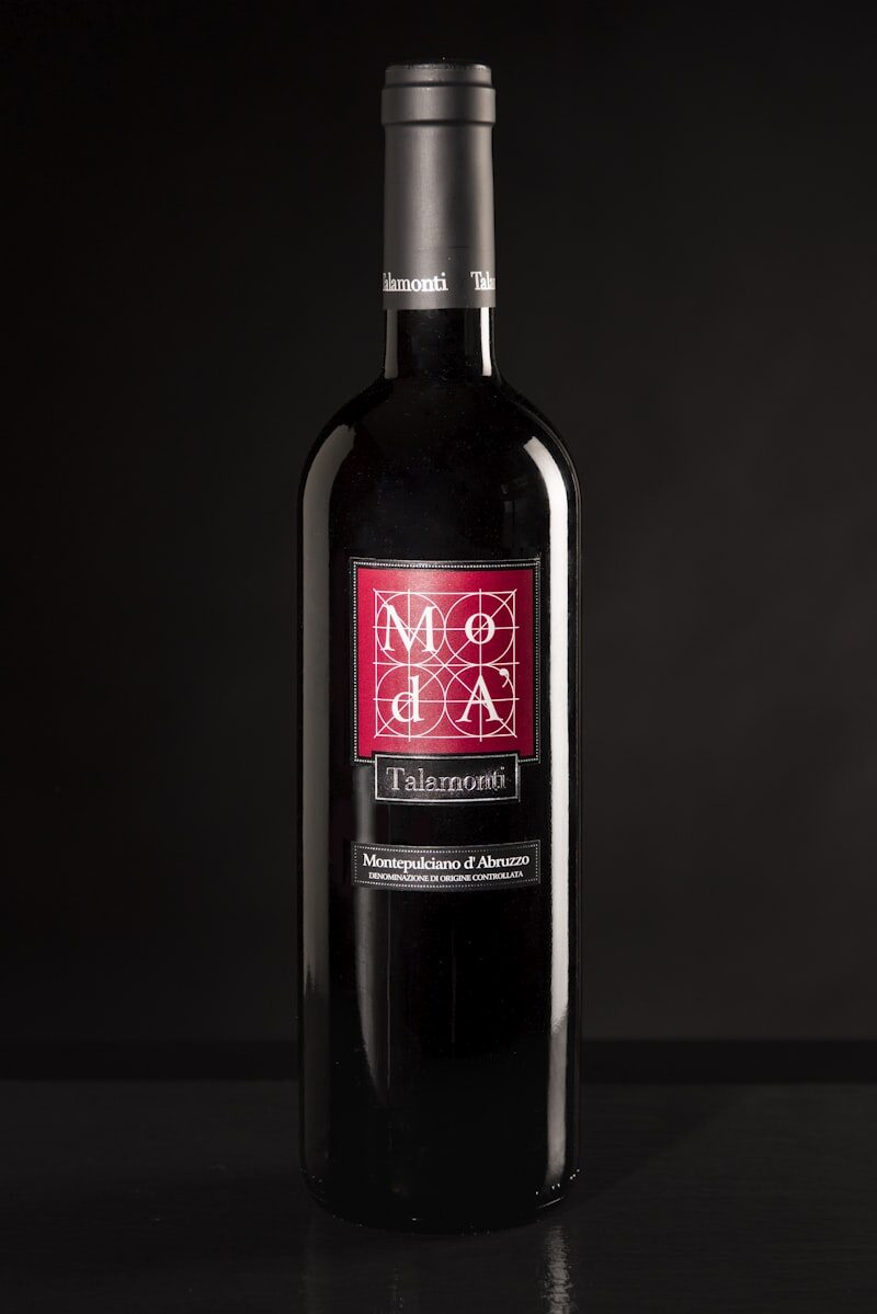 Bouteilles de vin rouge alignées dans une cave