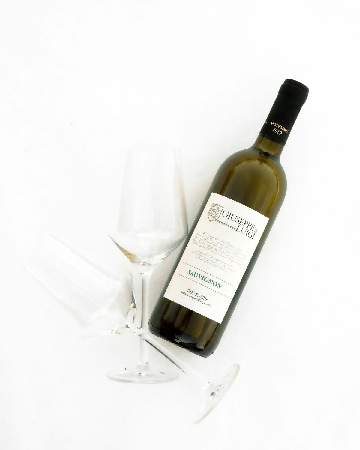 Verre de Chardonnay vin blanc servi à la dégustation