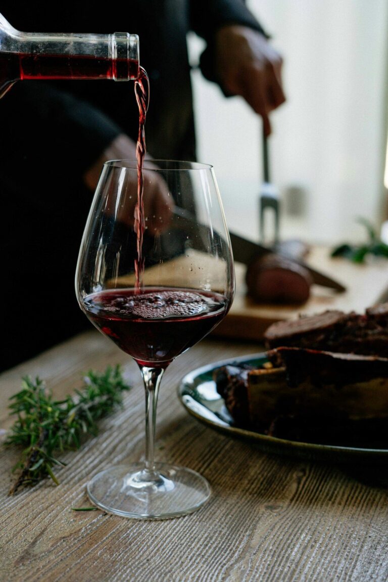 Alignement de bouteilles de vin sur une étagère