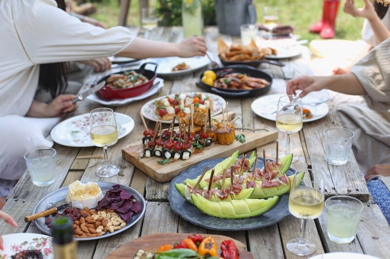 Table estivale avec bouteille de rosé et verres