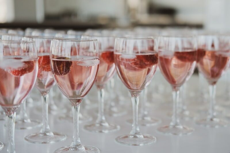 Verre de rosé pâle de Provence en terrasse