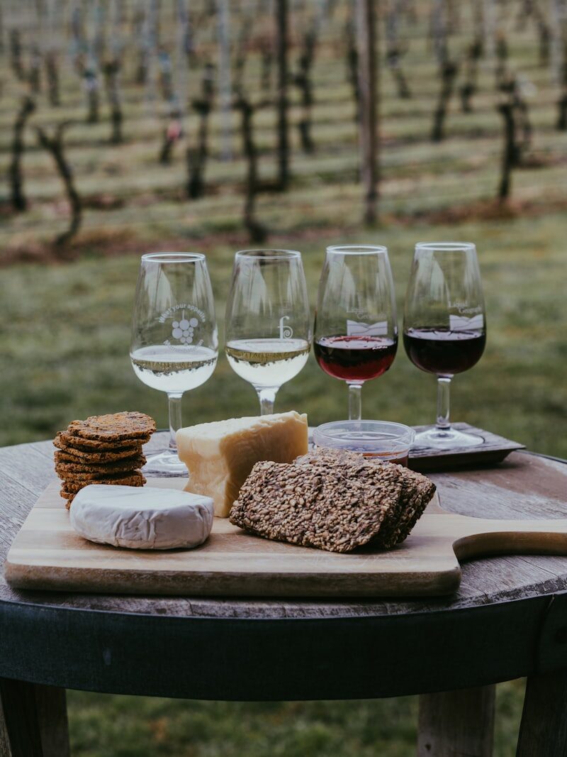 Cave à vin avec bouteilles de rouge en vieillissement